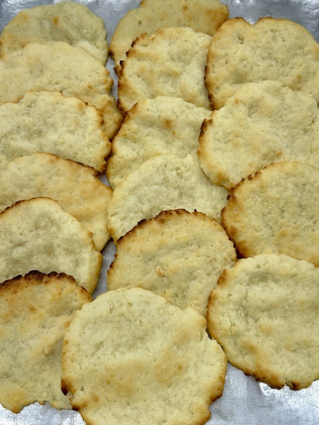 ソフトビスケットです。小麦粉、ベーキングパウダー、ヨーグルト、バター、スキムミルク、砂糖、牛乳で作りました。ほんのりとした甘さのビスケットです。