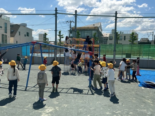 今週から一年生の外遊びが始まりました。上学年の上学年のお兄さんお姉さんと遊ぶ子もいました。