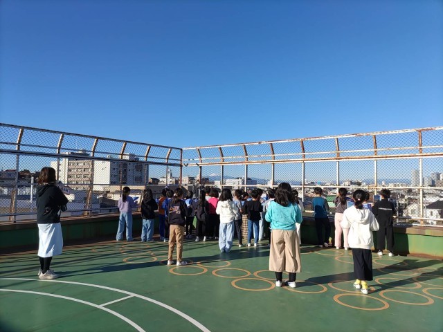 子ども達の視線の先には先には美しいふじ山があります