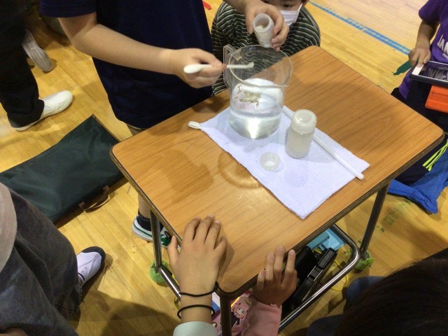 水の実験　班で協力して