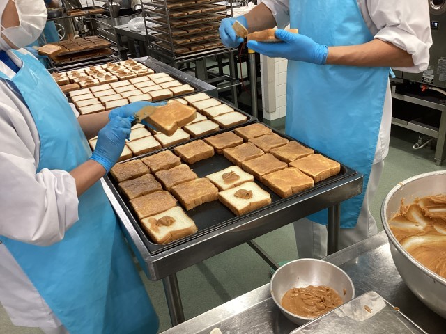 食パンにきなこバターを塗る作業