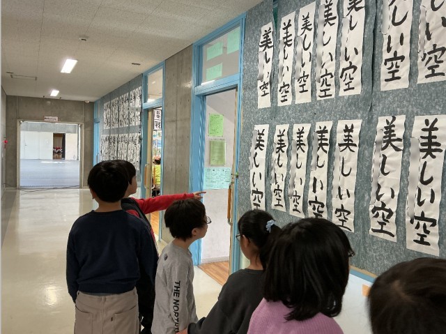 書き初めを見る子どもたちの様子