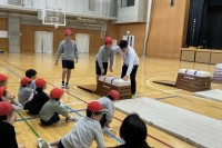 先生から跳び箱を教えてもらっている様子