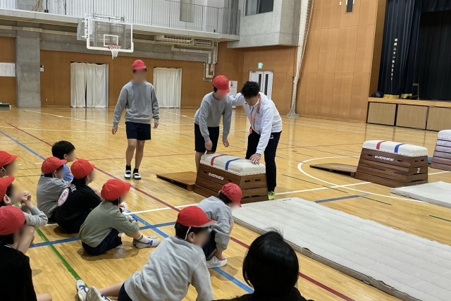 先生から跳び箱を教えてもらっている様子