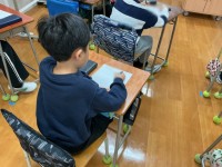 めあてカードを書く児童