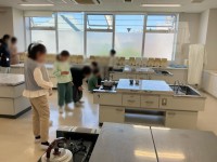 ガスコンロを使ってお湯を沸かす児童