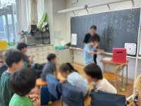 話し合いをする児童たち