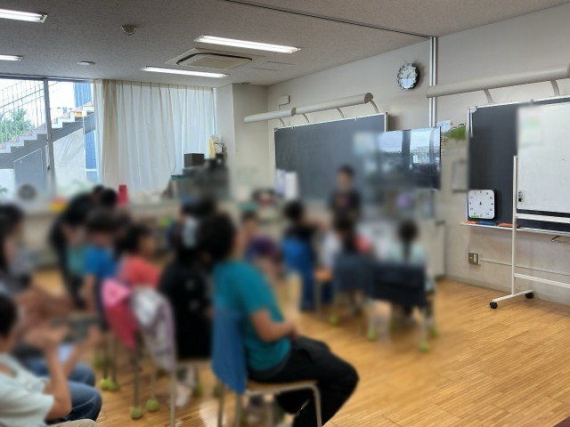 五校交流会の話を聞く児童たち