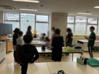 先生の説明を聞く児童たち