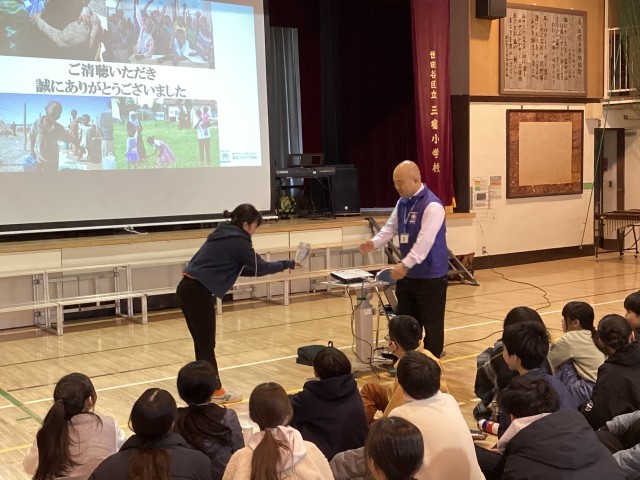 児童からの募金を渡している様子