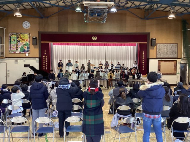 演奏している様子