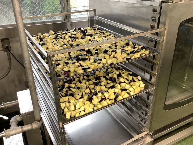 なすは油をまぶしてグリルしました