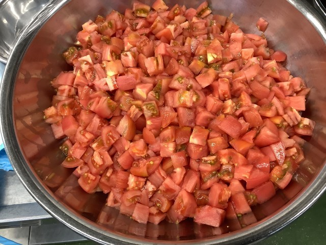 トマトは皮をむいて角切りに