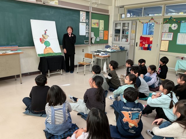 大きな白い布に、登場人物を付けてお話が進んでいきます｡