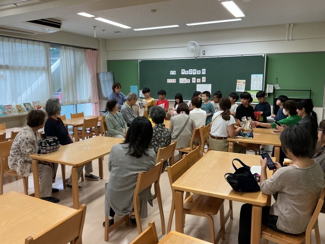 始めに図書閲覧室でお出迎え