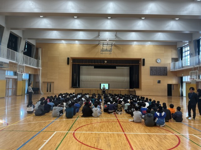 和泉先生からの話を聞いている様子