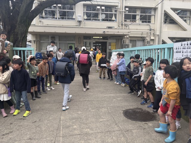 この日は正門でお出迎え