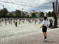 休み時間の校庭の様子