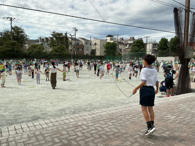 休み時間の校庭の様子