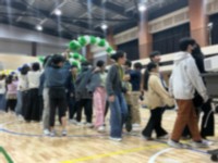 １年生と６年生が手をつないで入場