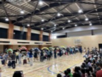 6年生と一緒に入場