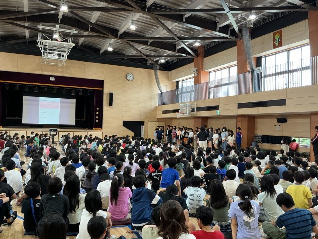 各委員会の代表者（右側）に拍手