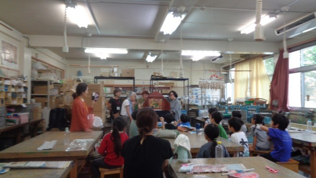 ２６日　新聞紙でたいこを作ろう