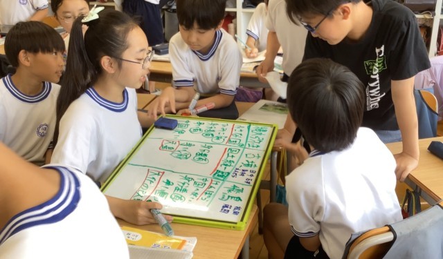 子ども同士で話しながら考えます