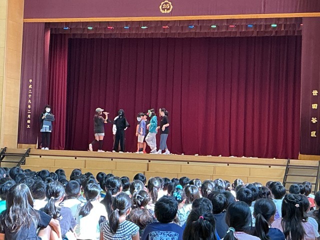 環境美化委員会が演劇でメッセージを伝えました