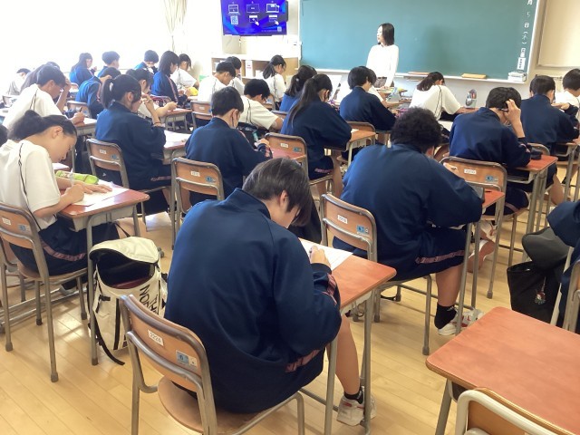 「朝国語」の学習に取り組む生徒の様子