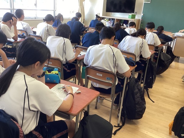 「朝国語」の学習に取り組む生徒の様子