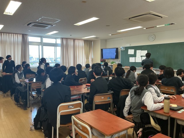 地図を見合う様子