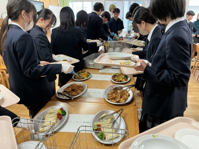 給食を取る様子