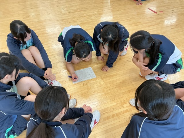 グループみんなで記録表を書いています