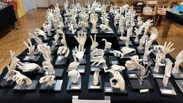 美術科1年生　塑像「　手　自分らしさ」