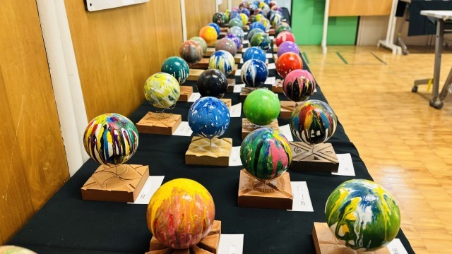 美術科2年生　立体作品「ポーリングアート&木彫の抽象表現」