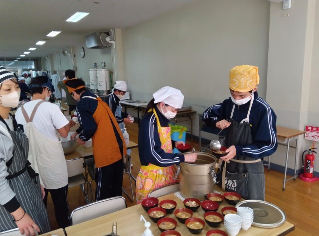 食事係も頑張っています