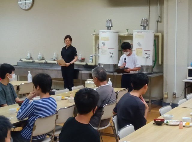 いただきますのあとには大きな歓声があがりました