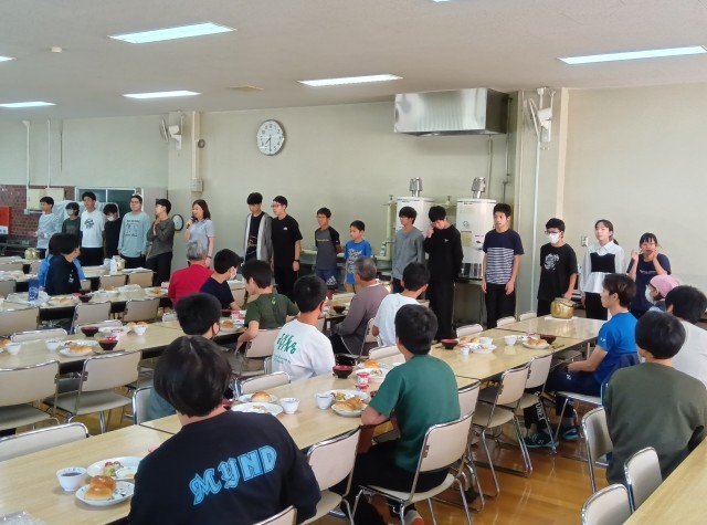 食事係さん最後まで頑張りました