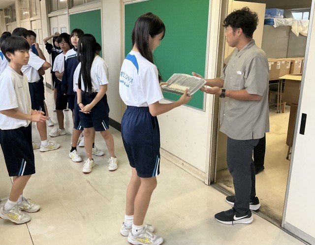 1年生は新しいタブレットを受け取りました。