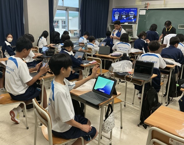 新しい一人一台端末、設定中です。