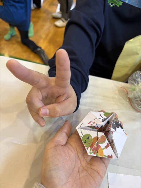 完成したカライドサイクルと作り方を教えてくれた部員のピースサイン