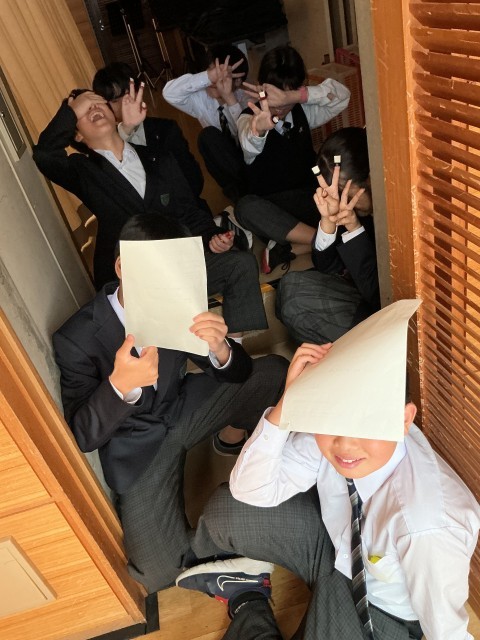 舞台裏で出番を待つ部員たち