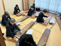 和室で、畳に正座した部員たちが箏の練習をしている