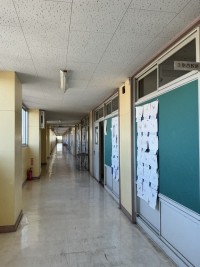 保護者会を行なっている教室前の廊下。壁には生徒たちの作品が飾られている。