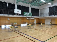 会場の体育館に視力計が4台並んでいる