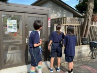 保育園を訪問する3人の部員