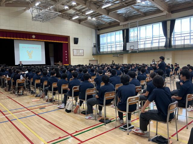 生徒が質問をしている様子