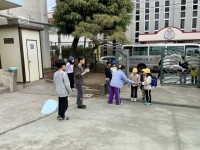 朝、校門でチラシ配り「クイズラリーやっていますよ！」