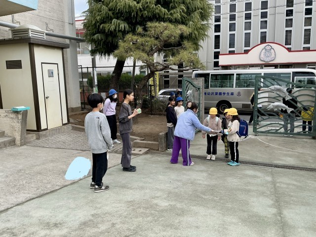 朝、校門でチラシ配り「クイズラリーやっていますよ！」